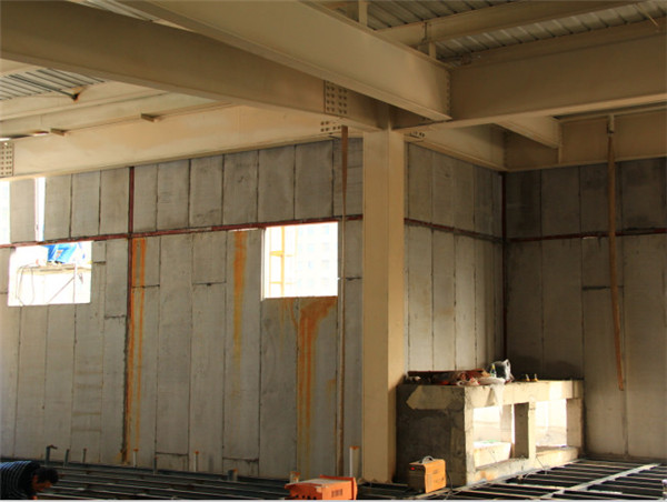 混凝土保溫墻板安裝現(xiàn)場(chǎng) 混凝土保溫墻板安裝現(xiàn)場(chǎng)